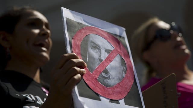 Frauen halten ein Plakat während eines Protests vor der Los Angeles City Hall gegen die Ernennung von Kavanaugh. Frauen halten ein Plakat während eines Protests vor der Los Angeles City Hall gegen die Ernennung von Kavanaugh.