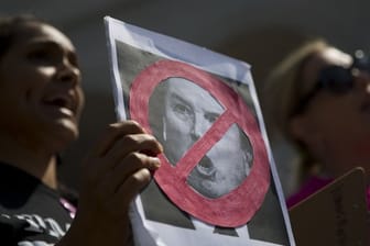 Frauen halten ein Plakat während eines Protests vor der Los Angeles City Hall gegen die Ernennung von Kavanaugh.