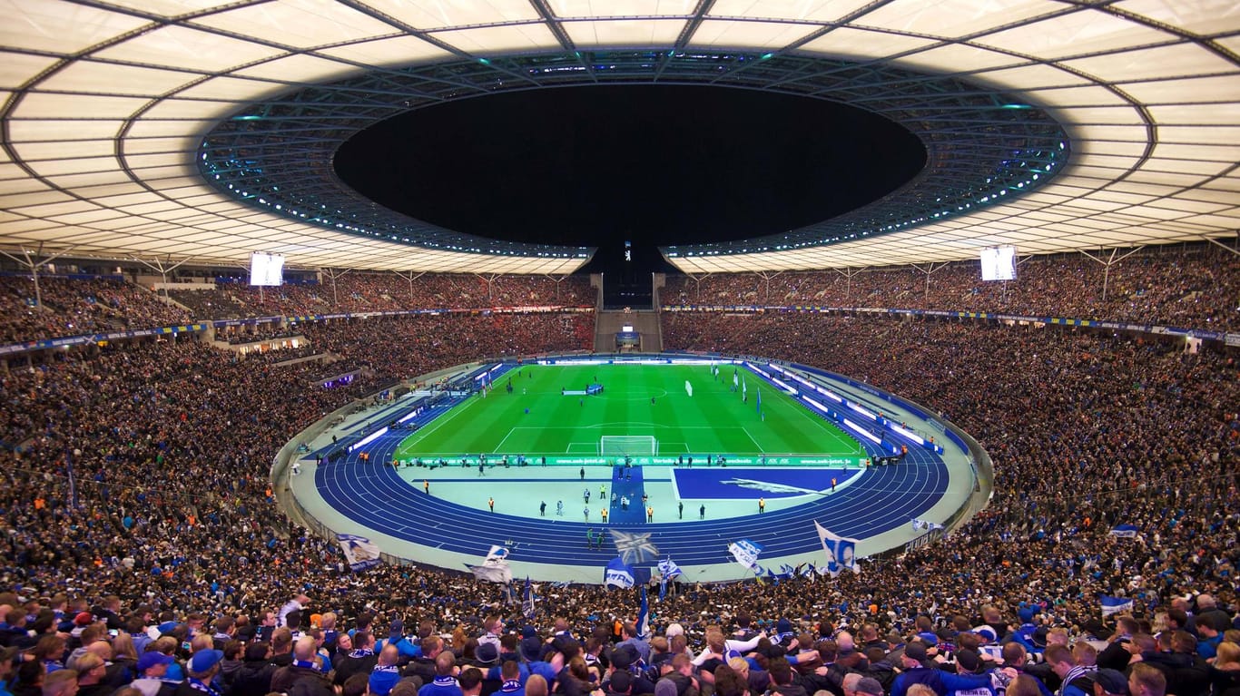 Das Berliner Olympiastadion, hier am Freitagabend beim Bundesliga-Topspiel zwischen Hertha und dem FC Bayern. 74.475 Zuschauer passen rein, auch das WM-Finale 2006 fand hier statt.