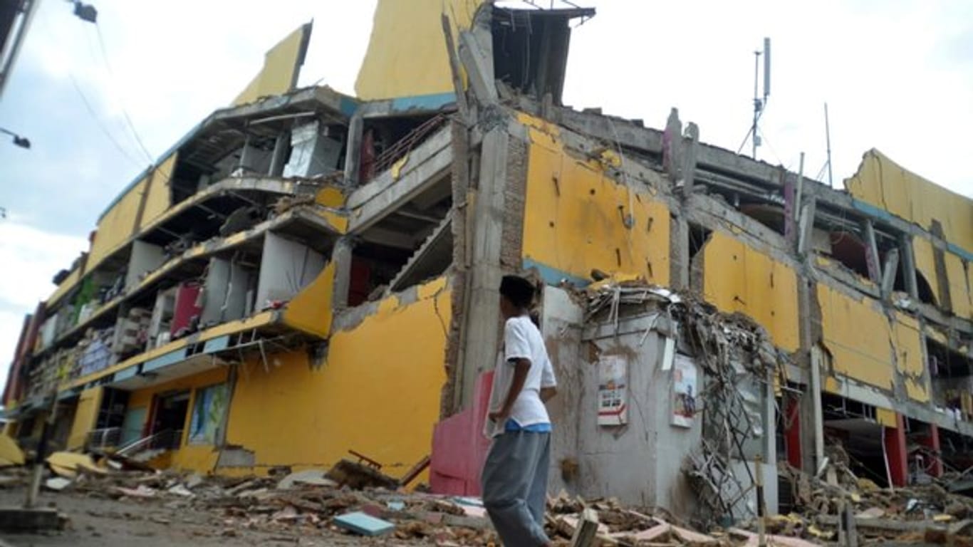 Ein Mann schaut auf ein durch Erdbeben und Tsunami zerstörtes Haus in Palu in Zentral-Zulawesi.