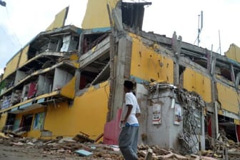 Ein Mann schaut auf ein durch Erdbeben und Tsunami zerstörtes Haus in Palu in Zentral-Zulawesi.