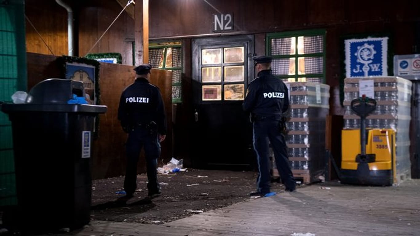 Polizisten untersuchen auf dem Oktoberfestgelände am Augustiner-Zelt den Tatort.