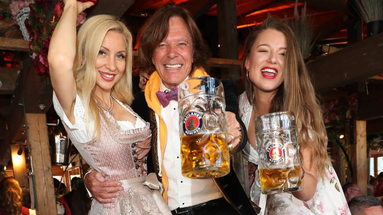 Gut drauf: Ramona Drews, Schlagersänger Jürgen Drews und ihre Tochter Joelina lassen es auf dem Oktoberfest krachen.