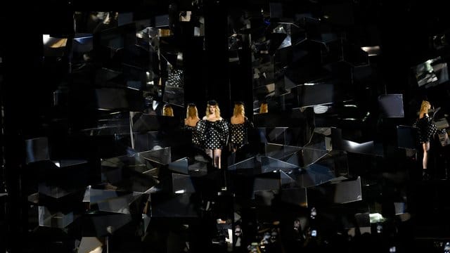 Model im "Spiegelkabinett": die Celine-Show in Paris.