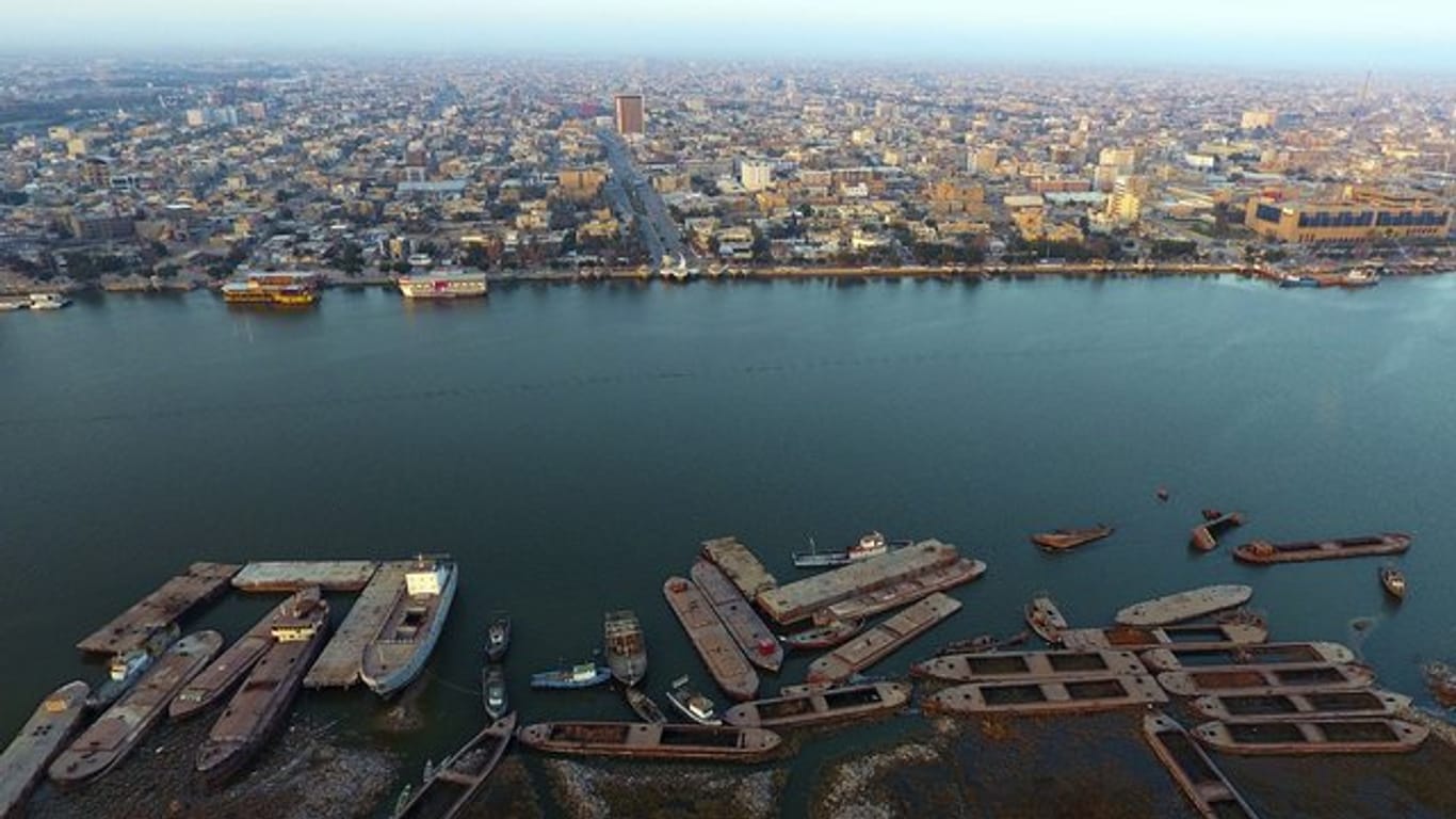 Boote liegen am Fluss in der Nähe der Stadt Basra.