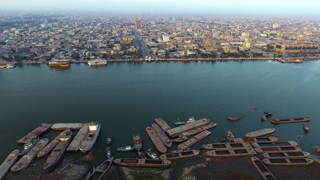Boote liegen am Fluss in der Nähe der Stadt Basra. Boote liegen am Fluss in der Nähe der Stadt Basra.