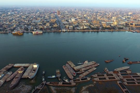 Boote liegen am Fluss in der Nähe der Stadt Basra.