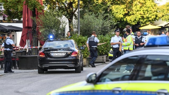 Polizisten stehen am abgesperrten Tatort auf dem Marienplatz in Ravensburg. Polizisten stehen am abgesperrten Tatort auf dem Marienplatz in Ravensburg.