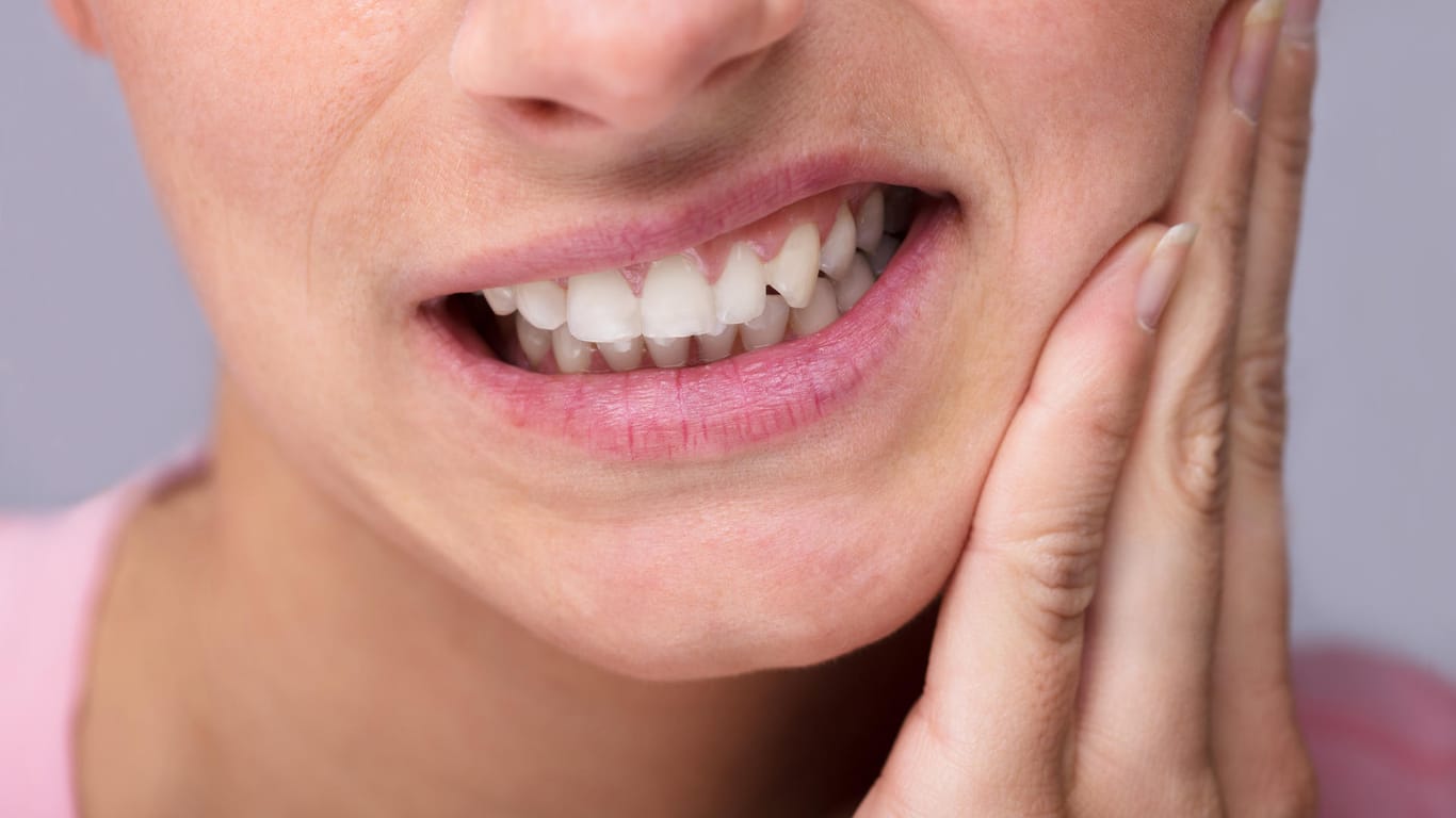 Frau mit Zahnschmerzen: Der Schmerz ist eine Reaktion der Zähne auf einen Reiz.