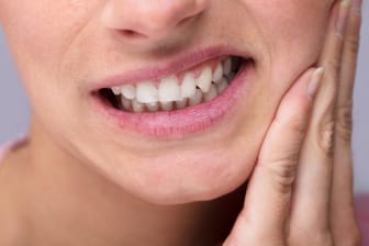Frau mit Zahnschmerzen: Der Schmerz ist eine Reaktion der Zähne auf einen Reiz.