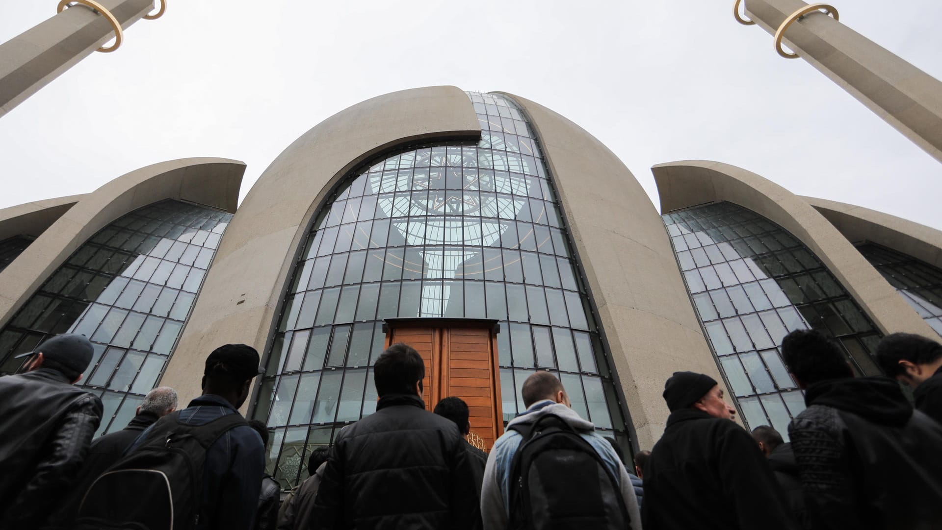 Gläubige vor der DITIB-Zentralmoschee in Köln-Ehrenfeld: Der frühere Kölner Oberbürgermeister Fritz Schramma will der Eröffnung fernbleiben.