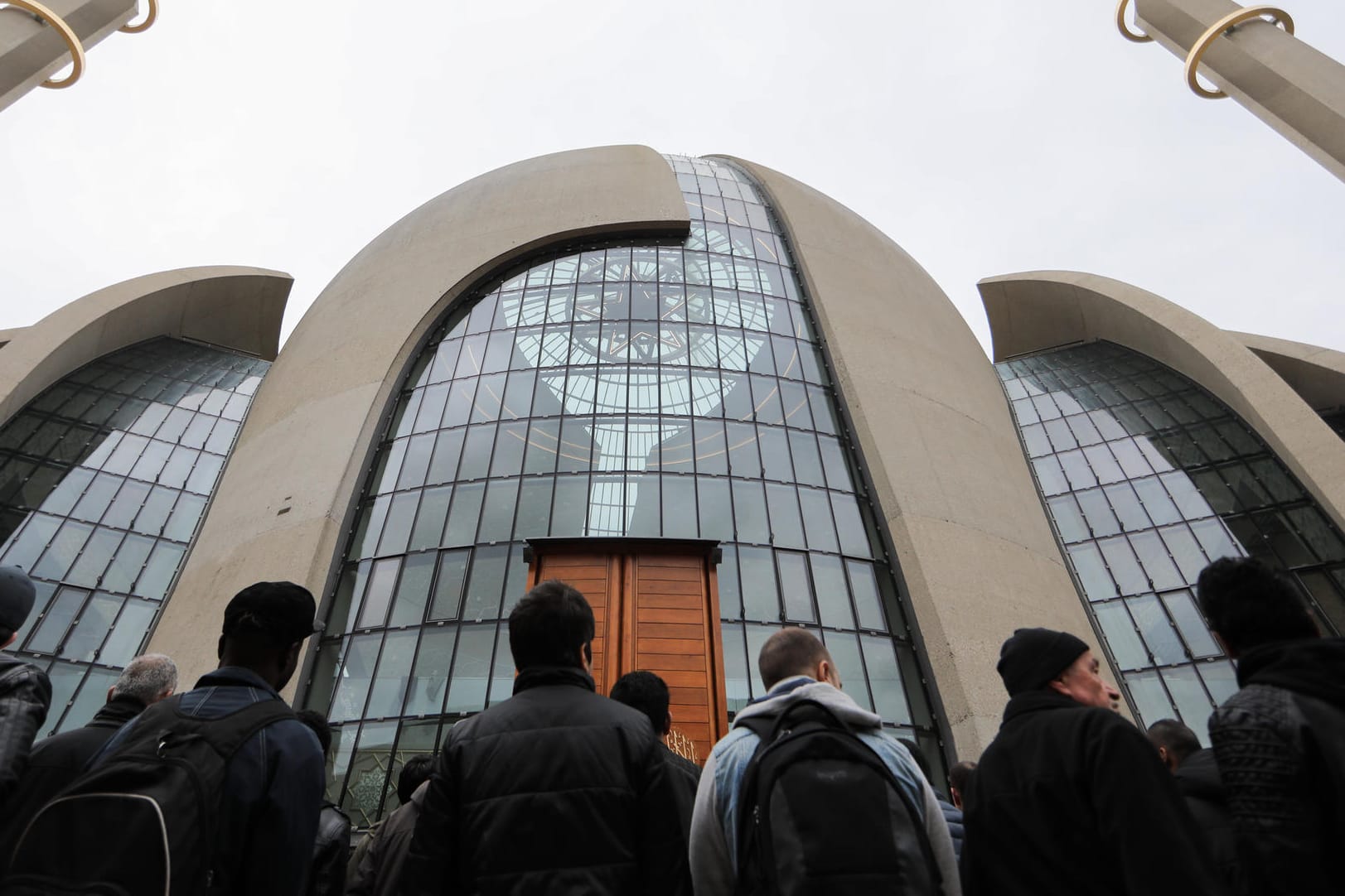 Gläubige vor der DITIB-Zentralmoschee in Köln-Ehrenfeld: Der frühere Kölner Oberbürgermeister Fritz Schramma will der Eröffnung fernbleiben.