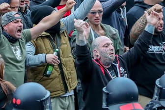 Teilnehmer einer rechtsextremen Demonstration in Chemnitz: Eine neue Konfliktlinie teilt die westlichen Gesellschaften.