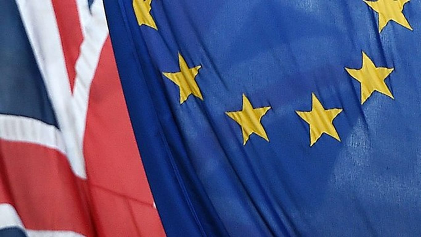 Ein Union Jack hängt neben einer EU-Flagge: In Sachen Brexit wird die Stimmung bei den Briten schlechter.