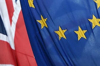 Ein Union Jack hängt neben einer EU-Flagge: In Sachen Brexit wird die Stimmung bei den Briten schlechter.