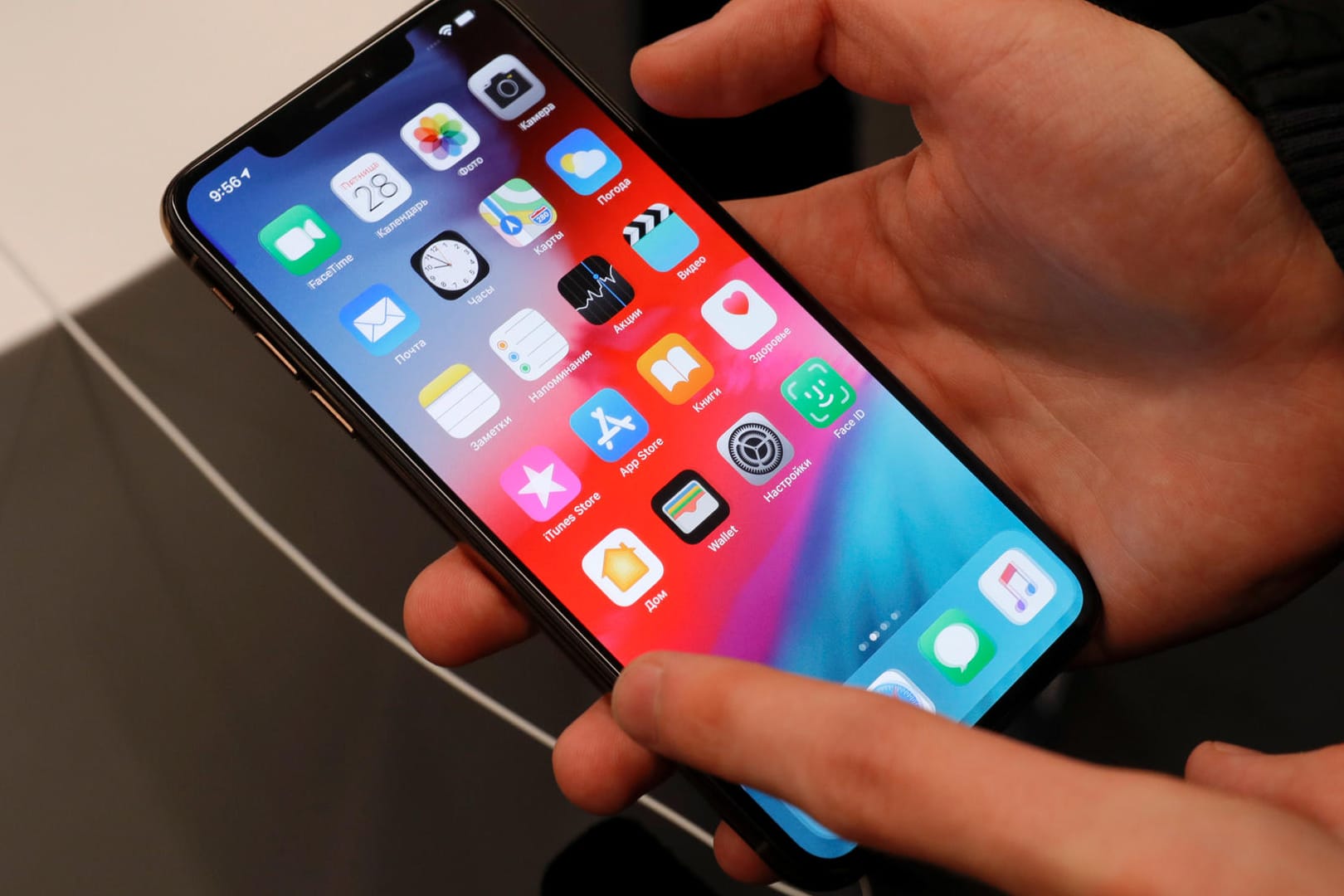 Ein Kunde testet eines der neuen iPhones: Stiftung Warentest hat das iPhone XS und XS Max einem Falltest unterzogen.
