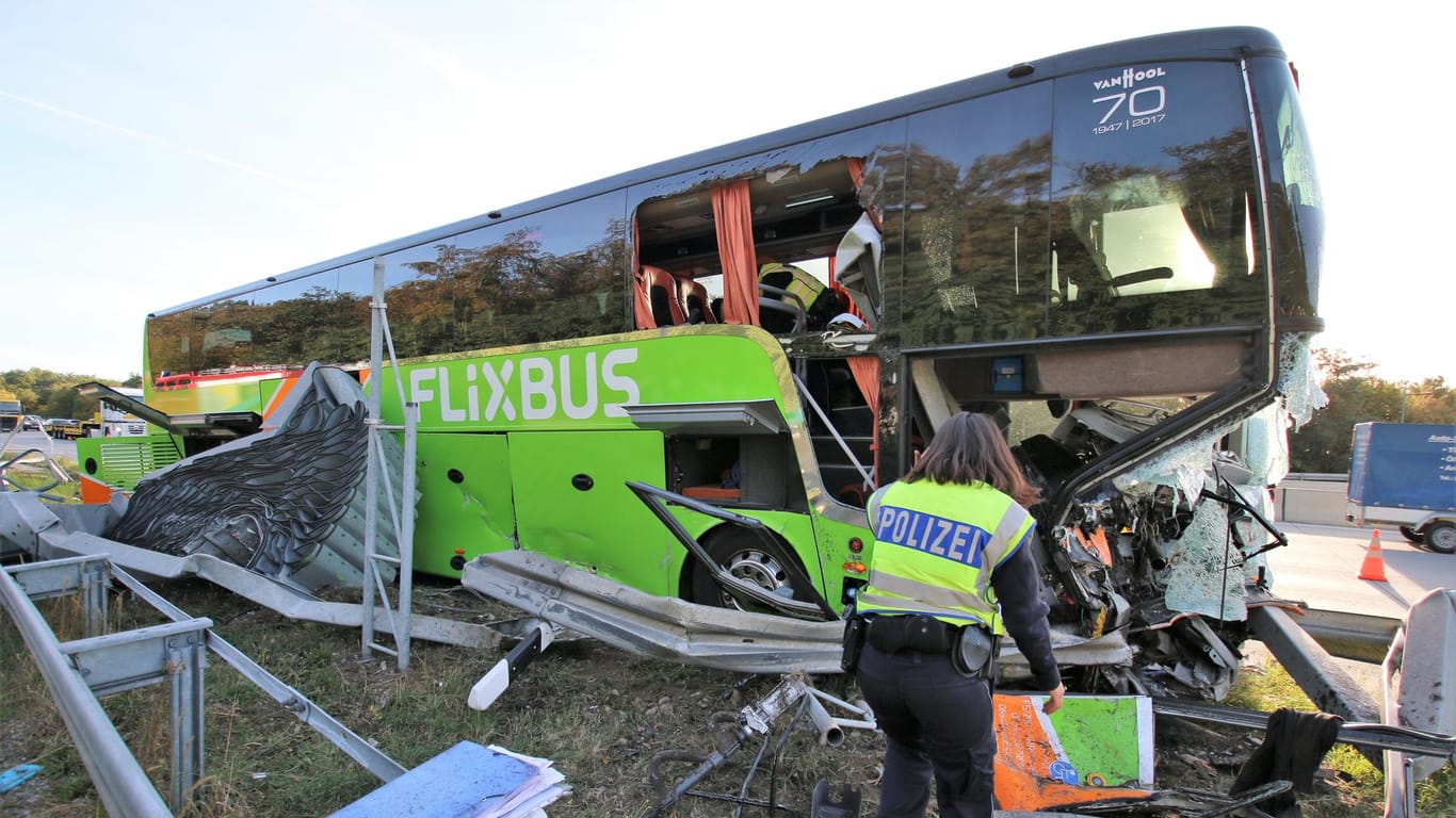Polizisten an der Unfallstelle: Der Bus Flixbus war auf der Autobahn 5 an der Abfahrt zur Tank- und Rastanlage Bruchsal in einen Fahrbahnteiler geprallt.