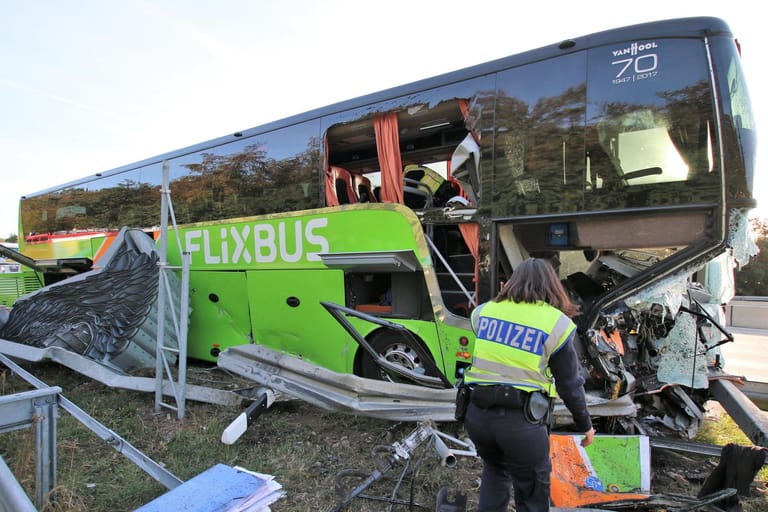 Polizisten an der Unfallstelle: Der Bus Flixbus war auf der Autobahn 5 an der Abfahrt zur Tank- und Rastanlage Bruchsal in einen Fahrbahnteiler geprallt.