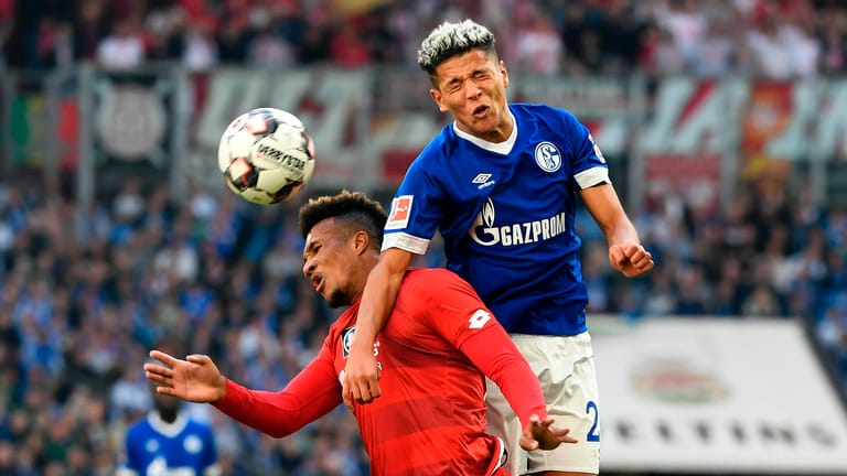 Schalkes Harit (r.) setzt sich im Kopfball-Duell gegen den Mainzer Gbamin durch: Die Zweikämpfe wurden hart geführt.