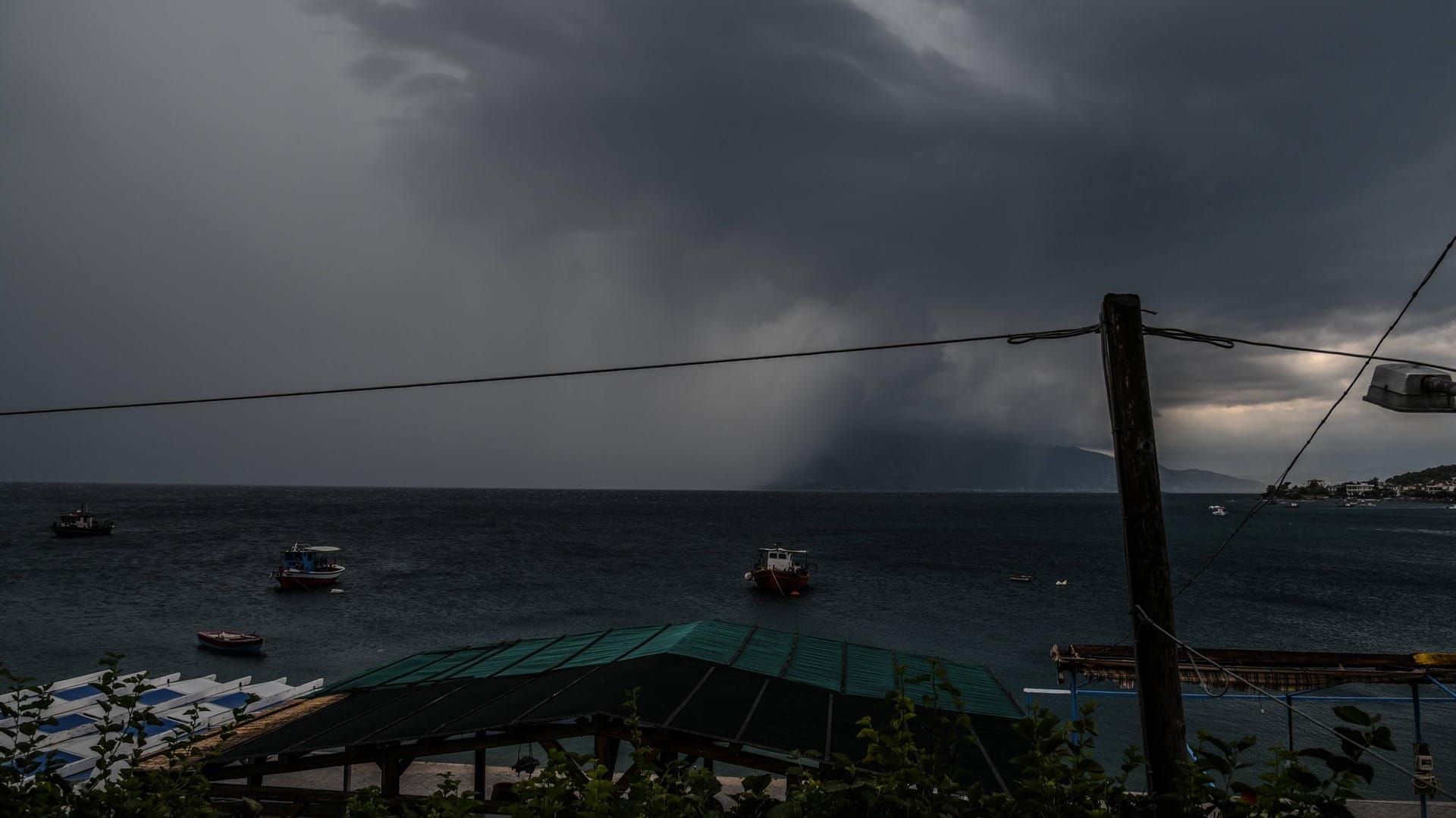 Dramatisch schiebt sich die Wolkenfront mit Sturm und Regen auf die Lichades-Inseln in Griechenland zu. Dramatisch schiebt sich die Wolkenfront mit Sturm und Regen auf die Lichades-Inseln in Griechenland zu.