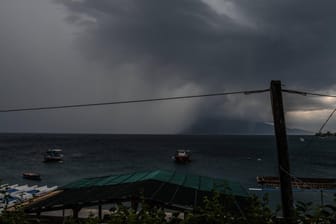 Dramatisch schiebt sich die Wolkenfront mit Sturm und Regen auf die Lichades-Inseln in Griechenland zu.