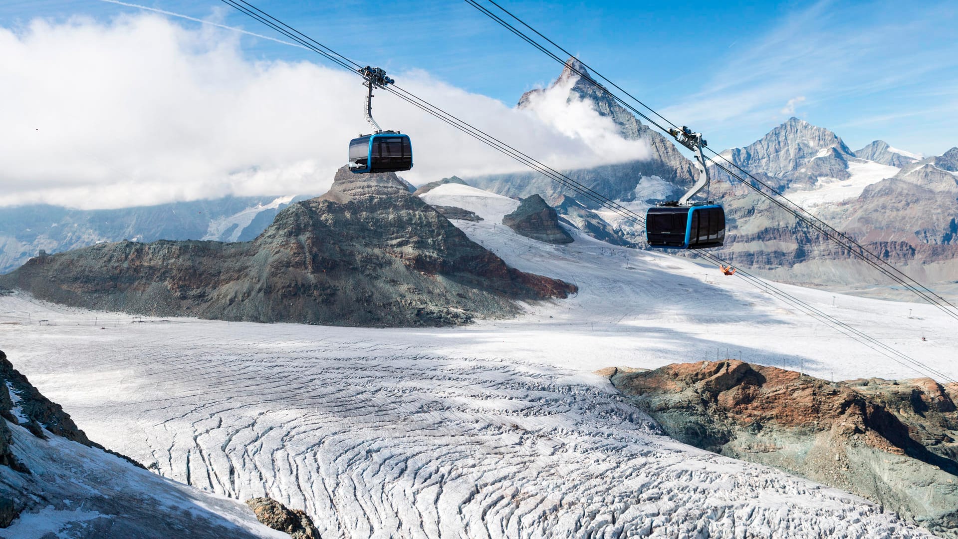 Gondeln der neuen Seilbahn "Matterhorn Glacier Ride" fahren bei der Einweihung der Seilbahn vor dem Matterhorn.