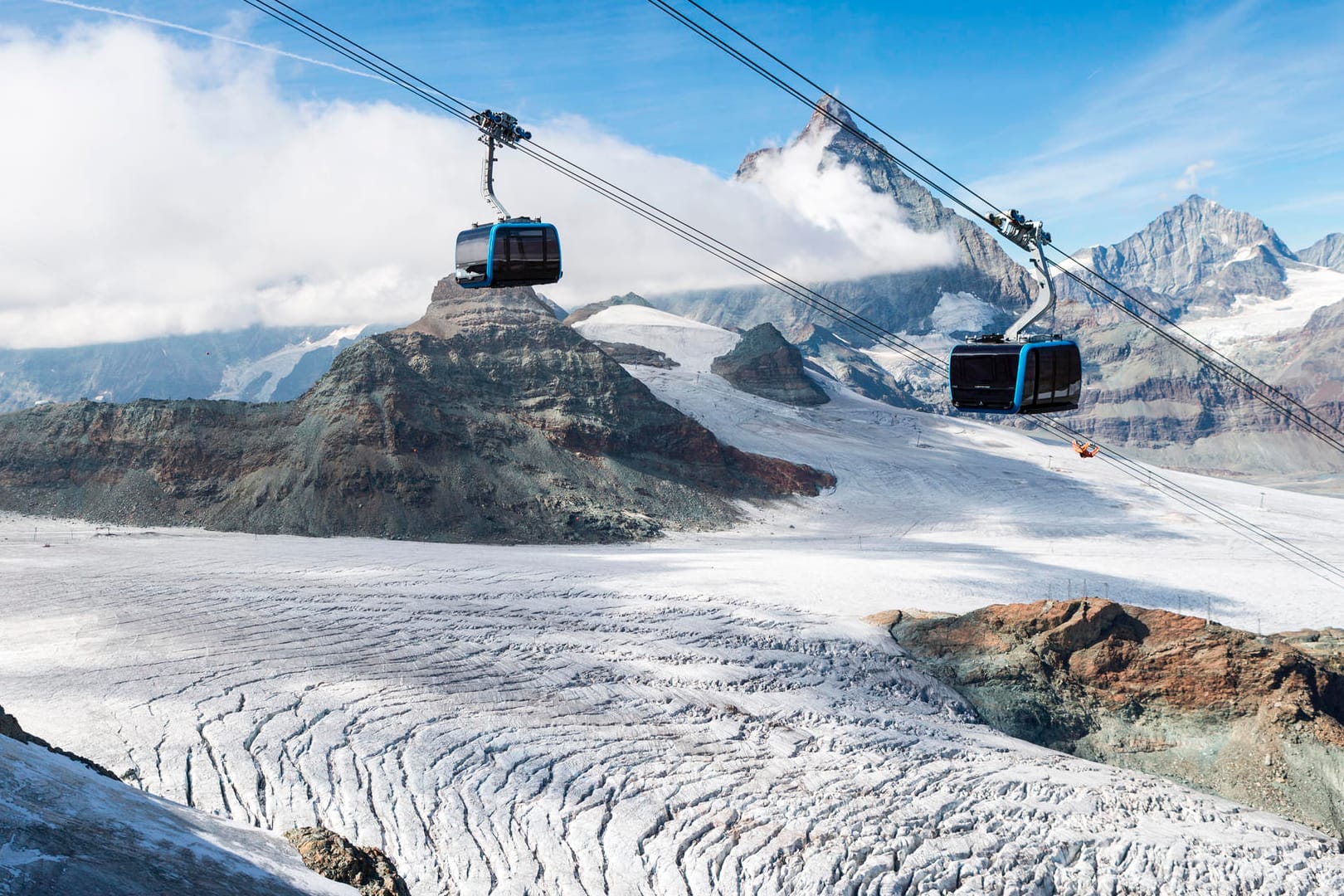 Gondeln der neuen Seilbahn "Matterhorn Glacier Ride" fahren bei der Einweihung der Seilbahn vor dem Matterhorn.