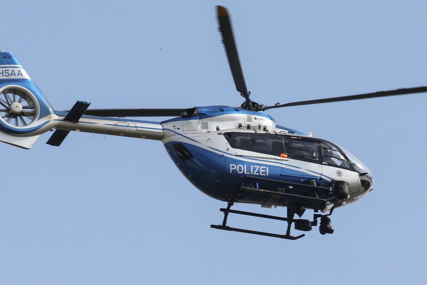 Polizeihubschrauber im Einsatz (Symbolbild): Ein reiselustiger Junge zieht nach der Schule mit gepackten Sachen los. Die Polizei sucht mitunter mit einem Hubschrauber stundenlang nach ihm.