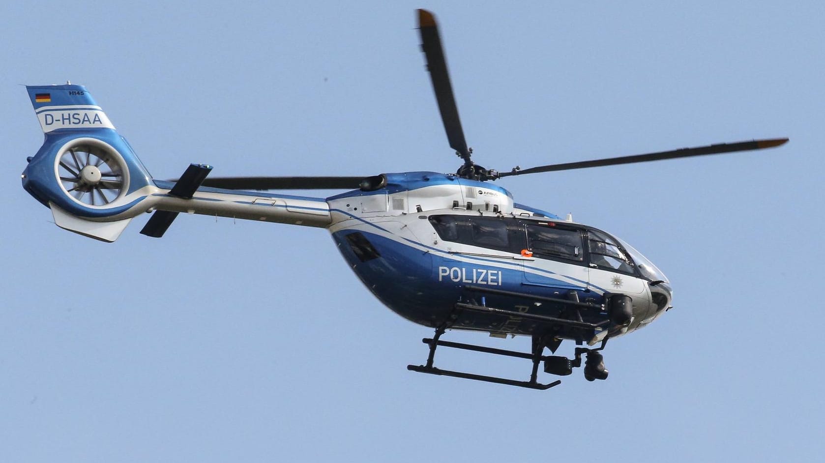 Polizeihubschrauber im Einsatz (Symbolbild): Ein reiselustiger Junge zieht nach der Schule mit gepackten Sachen los. Die Polizei sucht mitunter mit einem Hubschrauber stundenlang nach ihm. Polizeihubschrauber im Einsatz (Symbolbild): Ein reiselustiger Junge zieht nach der Schule mit gepackten Sachen los. Die Polizei sucht mitunter mit einem Hubschrauber stundenlang nach ihm.