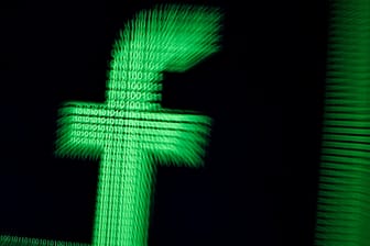 Binäre Zahlen bilden das Facebook-Logo: Millionen Nutzerkonten wurden durch eine Sicherheitslücke kompromittiert.
