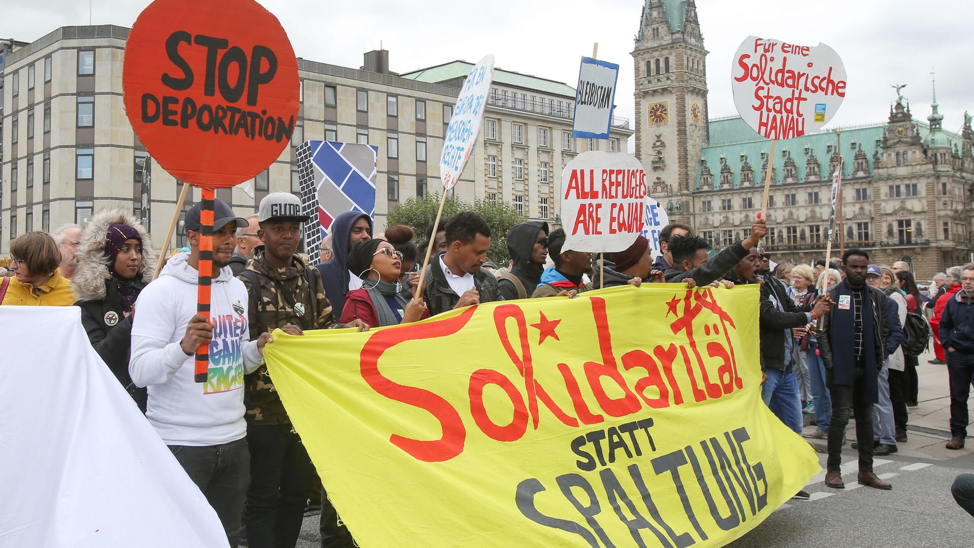 Teilnehmer der Demonstration "United against Racism": Mit Schildern und einem Front-Transparent mit der Aufschrift "Solidarität statt Spaltung" ziehen tausende Teilnehmer bei einer bunten Parade gegen Rassismus durch Hamburg.