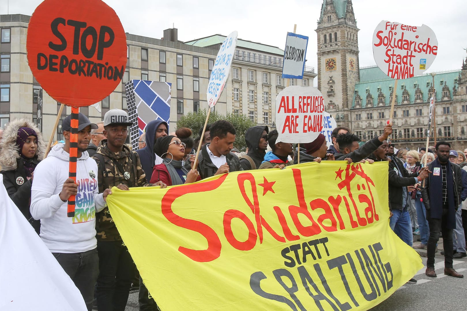 Teilnehmer der Demonstration "United against Racism": Mit Schildern und einem Front-Transparent mit der Aufschrift "Solidarität statt Spaltung" ziehen tausende Teilnehmer bei einer bunten Parade gegen Rassismus durch Hamburg.