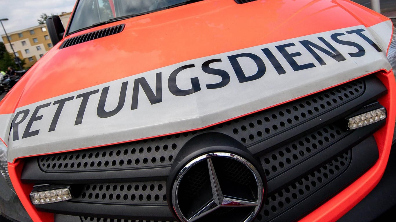 Rettungsdienst im Einsatz (Symbolbild): In Berlin-Mitte waren zwei Autos in einen Unfall verwickelt, nachdem ein Autofahrer die Vorfahrt eines abbiegenden Taxis missachtet hatte.
