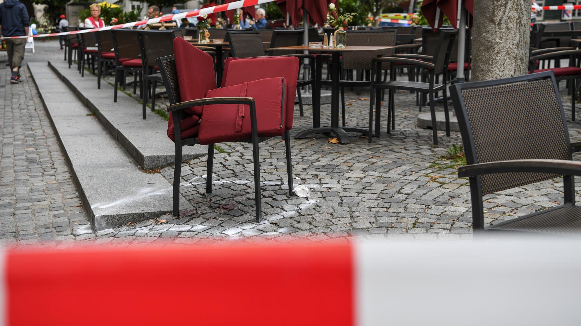 Der Bereich um einen Stuhl ist im abgesperrten Tatort markiert: Darunter ist Blut von der Messerstecherei zu sehen. Ein Mann hatte in der Innenstadt drei Menschen mit einem Messer verletzt.