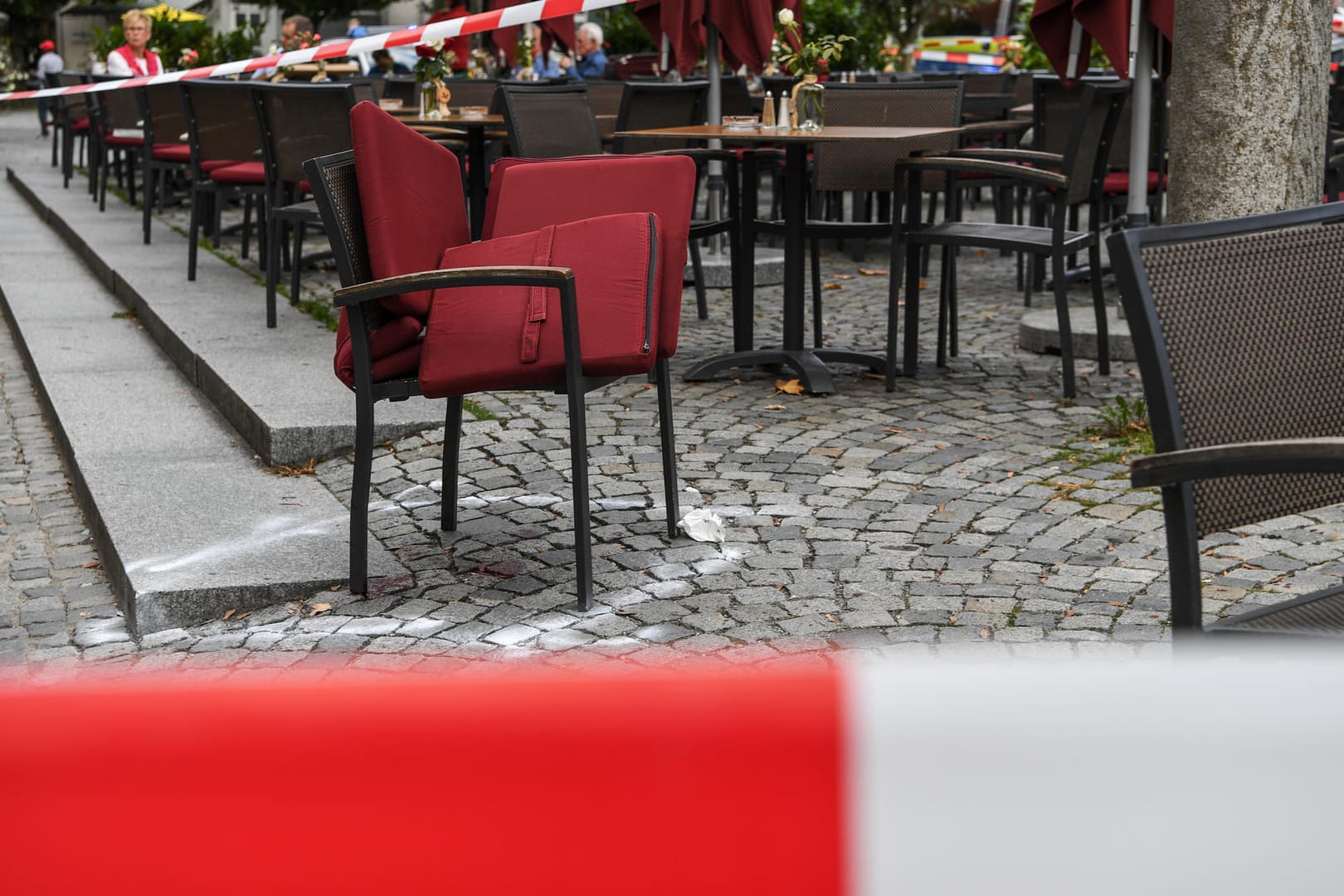 Der Bereich um einen Stuhl ist im abgesperrten Tatort markiert: Darunter ist Blut von der Messerstecherei zu sehen. Ein Mann hatte in der Innenstadt drei Menschen mit einem Messer verletzt.