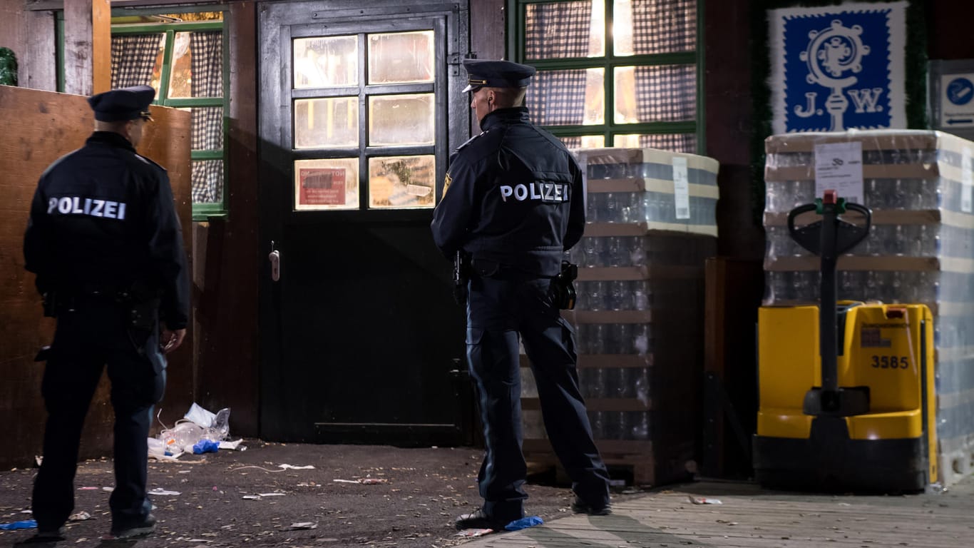 Tödliches Ende eines Streits: Polizisten untersuchen auf dem Oktoberfestgelände am Augustiner-Zelt einen Tatort.