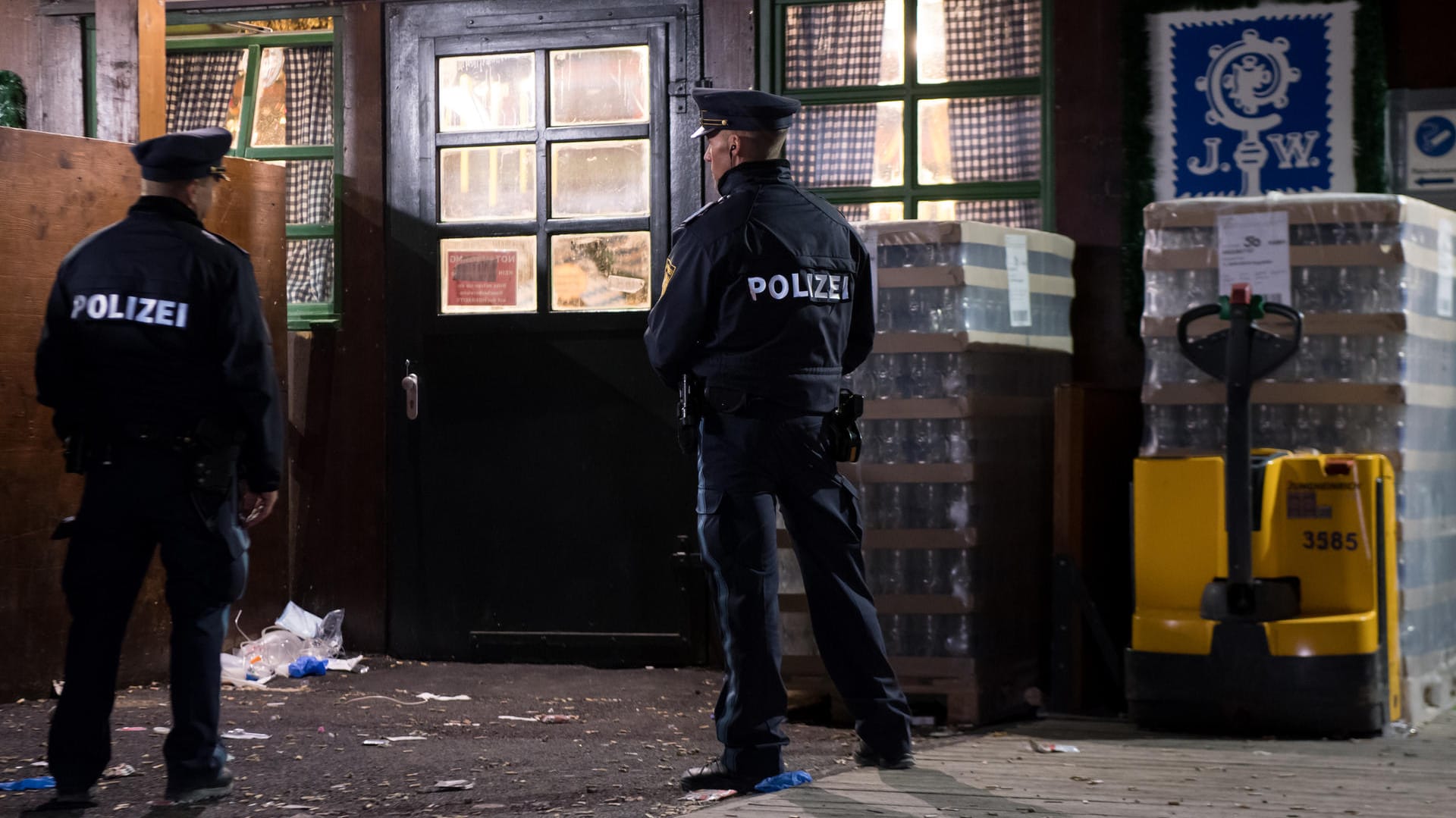 Tödliches Ende eines Streits: Polizisten untersuchen auf dem Oktoberfestgelände am Augustiner-Zelt einen Tatort. Tödliches Ende eines Streits: Polizisten untersuchen auf dem Oktoberfestgelände am Augustiner-Zelt einen Tatort.