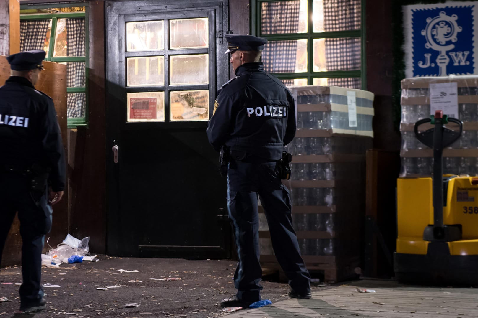 Tödliches Ende eines Streits: Polizisten untersuchen auf dem Oktoberfestgelände am Augustiner-Zelt einen Tatort.