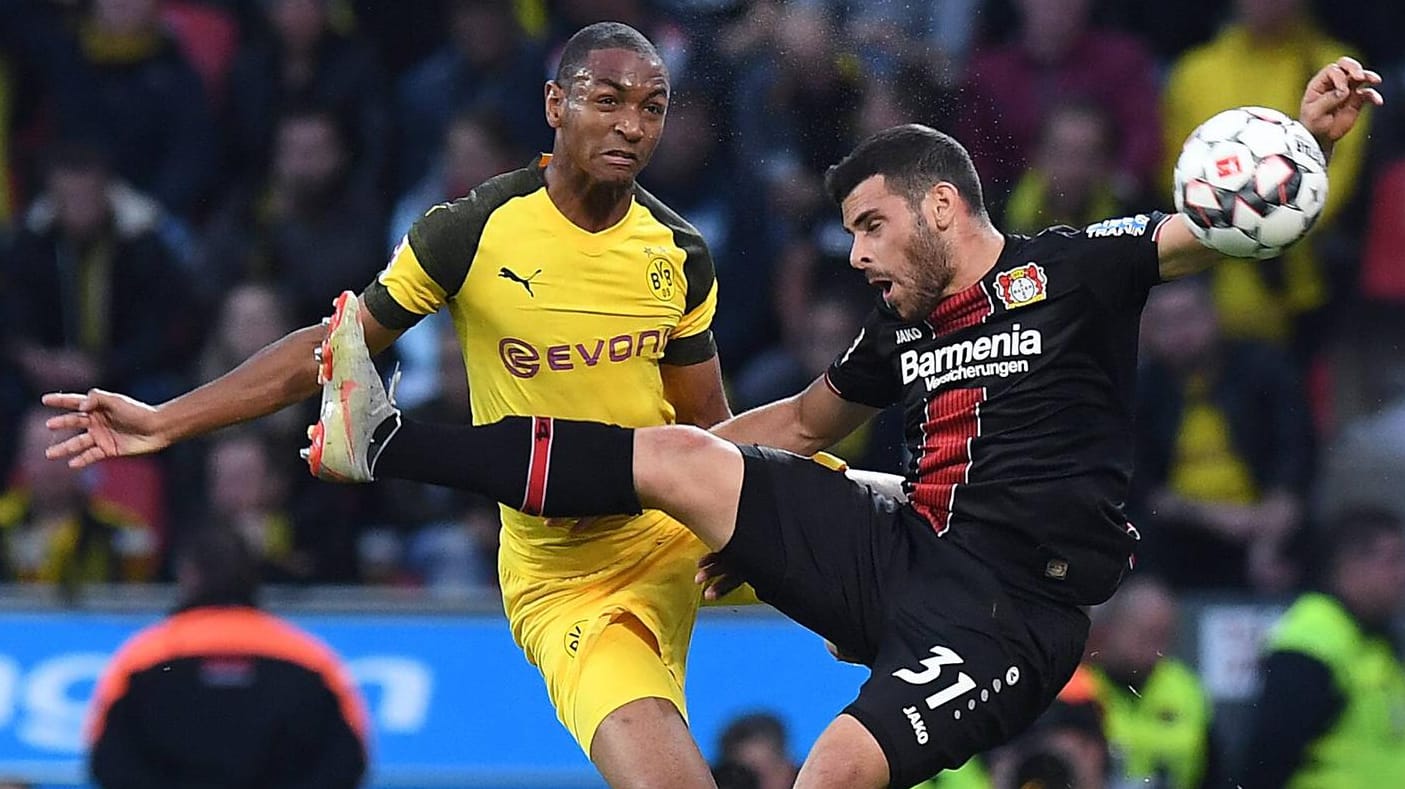 Dortmunds Diallo (l.) und Volland im Kopfball-Duell: Beide Teams lieferten sich erbitterte Zweikämpfe.