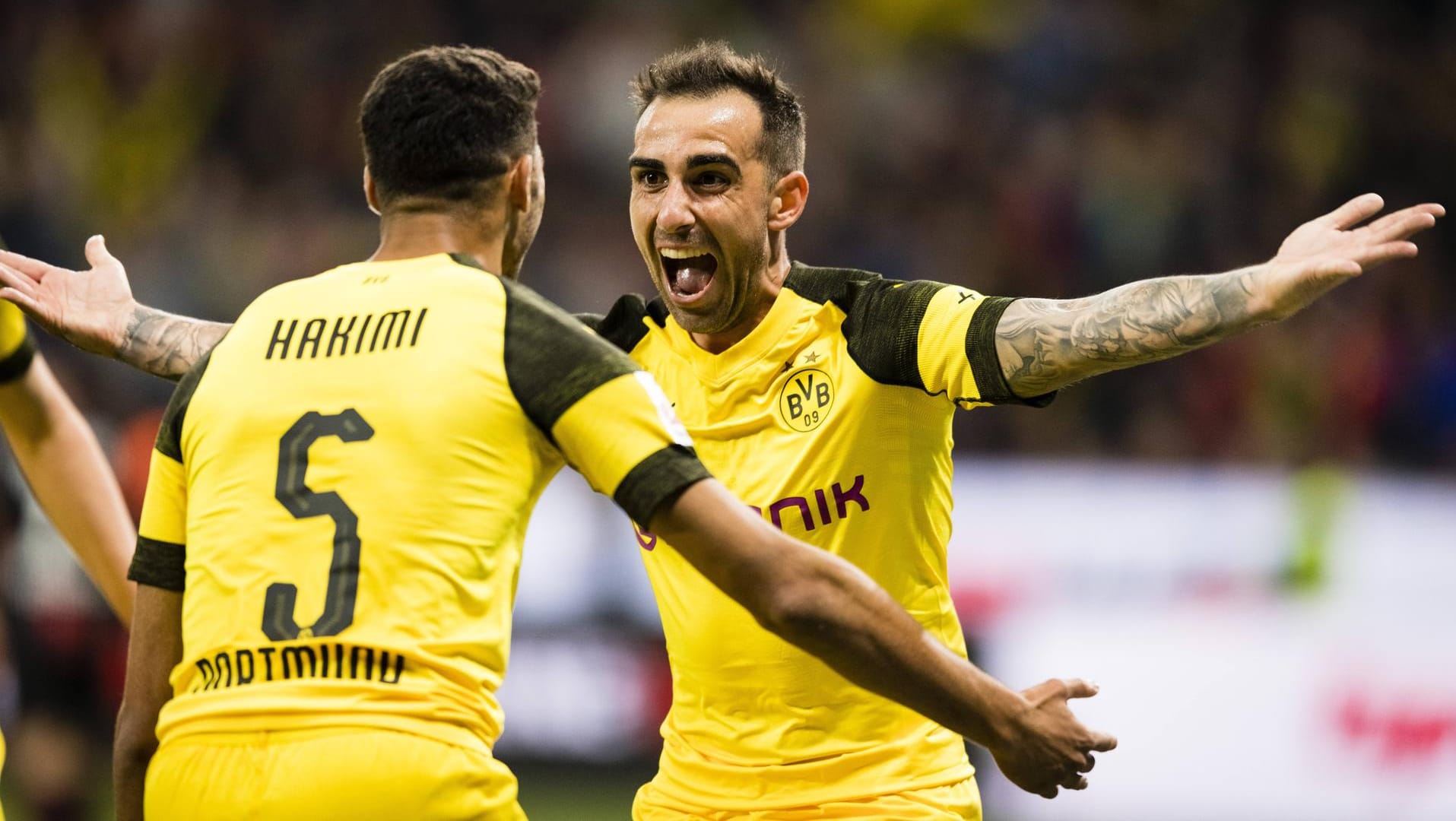 Die BVB-Stars Hakimi (l.) und Alcacer jubeln über den Sieg: Beide waren an der Aufholjagd maßgeblich beteiligt.