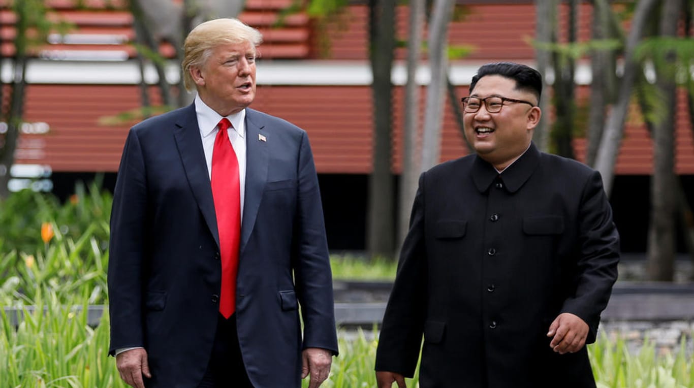 Donald Trump und Kim Jong Un bei ihrem Gipfel in Singapur: Der US-Präsident denkt offenbar mit Schmetterlingen im Bauch an das Treffen mit Nordkoreas Machthaber zurück.