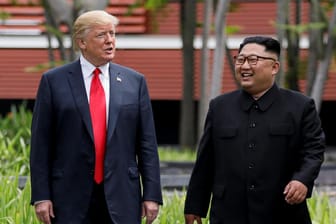 Donald Trump und Kim Jong Un bei ihrem Gipfel in Singapur: Der US-Präsident denkt offenbar mit Schmetterlingen im Bauch an das Treffen mit Nordkoreas Machthaber zurück.