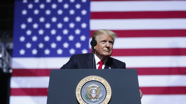Präsident Donald Trump bei der Wahlkampfkundgebung in der WesBanco Arena in Wheeling, West Virginia. Präsident Donald Trump bei der Wahlkampfkundgebung in der WesBanco Arena in Wheeling, West Virginia.