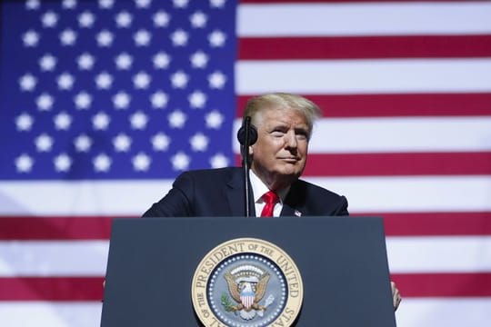 Präsident Donald Trump bei der Wahlkampfkundgebung in der WesBanco Arena in Wheeling, West Virginia.