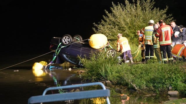 Einsatzkräfte bergen das versunkene Auto aus dem Neckar.