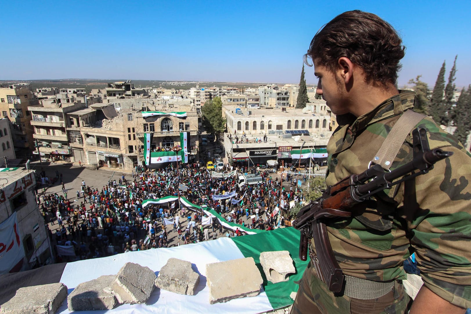 Syrischer Soldat in Ariha bei Idlib: Auf der Straße fordern Demonstranten die Freilassung von Gefangenen aus der Haft des Assad-Regimes.