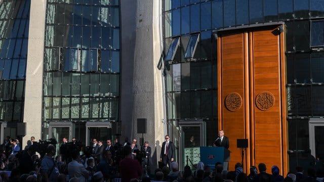 Der türkische Präsident Recep Tayyip Erdogan spricht bei der Eröffnung der Ditib-Zentralmoschee in Köln. Der türkische Präsident Recep Tayyip Erdogan spricht bei der Eröffnung der Ditib-Zentralmoschee in Köln.