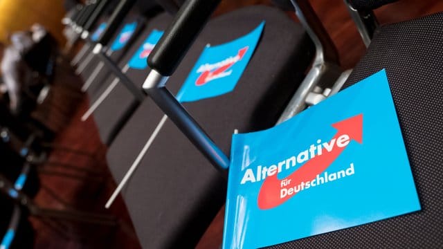 Emnid-Sonntagstrend: Die AfD ist erstmals an der SPD vorbeigezogen, und die große Koalition hat keine Mehrheit mehr. Emnid-Sonntagstrend: Die AfD ist erstmals an der SPD vorbeigezogen, und die große Koalition hat keine Mehrheit mehr.