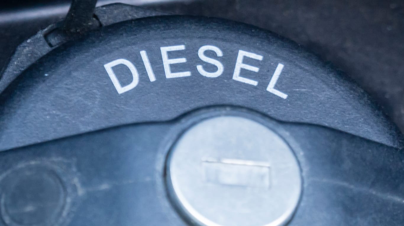 Diesel-Einfüllstutzen: Autofahrer können ihre älteren Diesel bald in neue tauschen. Dafür gibt es Geld der Autobauer – allerdings bleiben einige Halter außen vor.