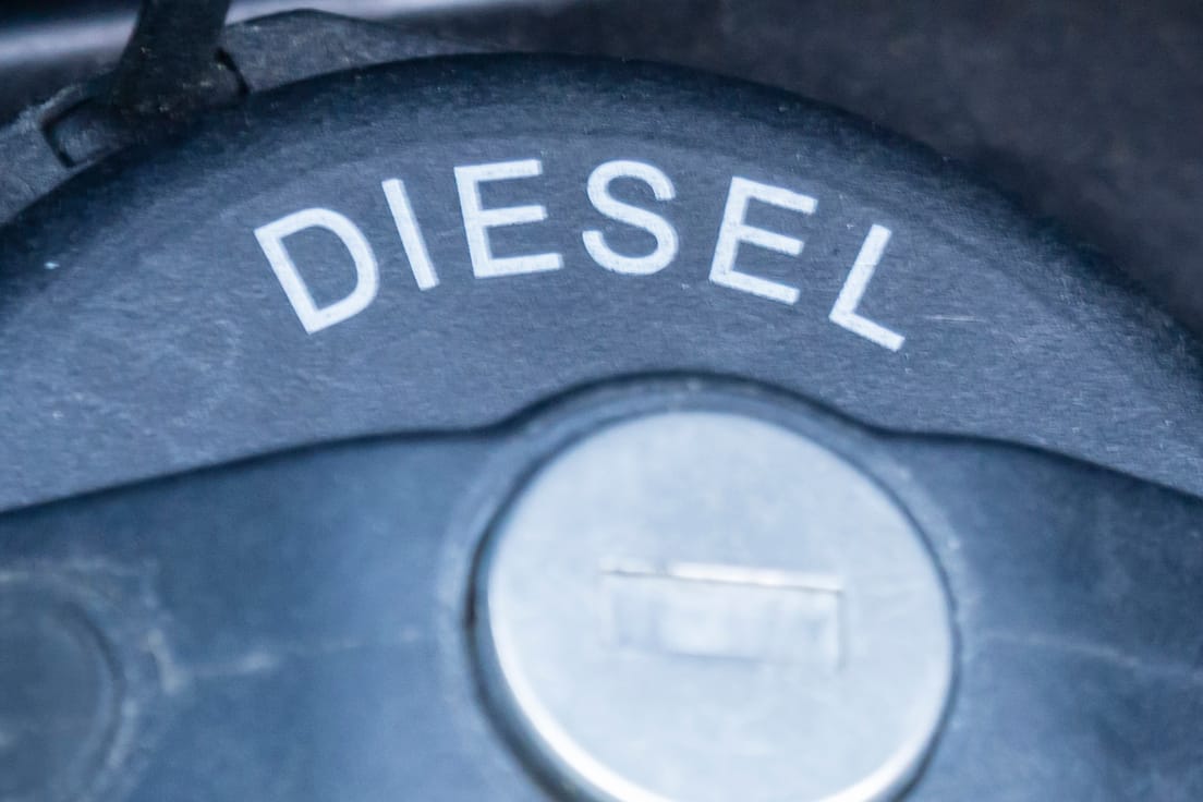 Diesel-Einfüllstutzen: Autofahrer können ihre älteren Diesel bald in neue tauschen. Dafür gibt es Geld der Autobauer – allerdings bleiben einige Halter außen vor.